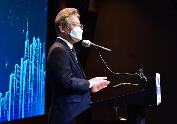 이재명 경기지사가 지난 12일 서울 여의도 글래드호텔에서 열린 ‘경기도 비주거용 부동산 공평과세 실현’ 토론회에서 환영사를 하고 있다. 연합뉴스