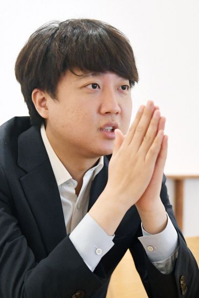 이준석(국민의힘 당대표 후보) 전 최고위원이 1일 여의도 하우스 카페에서 서울신문과 인터뷰하고 있다.김명국선임기자 daunso@seoul.co.kr