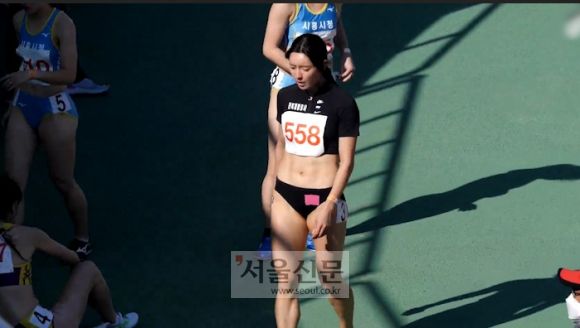 400미터를 마치고 들어오는 김 선수 모습. 김 선수는 결승점을 통과한 후 느끼는 전신에 가하는 고통은 뛰어보지 않은 사람은 결코 알 수 없다고 말할 정도로 크다고 한다.(사진=유튜브 SPHiNX 캡처)