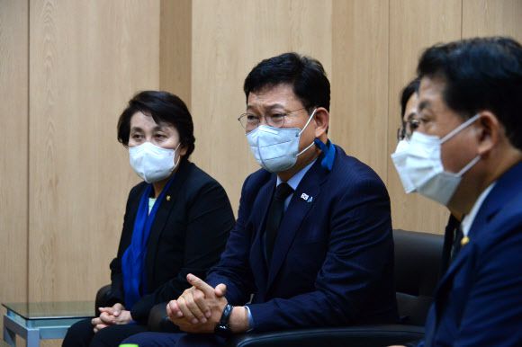 성추행 피해 여성 부사관 유가족 만난 민주당 송영길 대표 - 더불어민주당 송영길 대표와 정춘숙 국회 여성가족위원회 위원장, 김병주 의원 등이 1일 경기도 성남시 국군의무사령부 장례식장 접견실에서 성추행 피해 신고 뒤 극단적인 선택을 한 공군 여성 부사관의 유가족을 위로하고 있다. 2021.6.1  더불어민주당 제공 연합뉴스