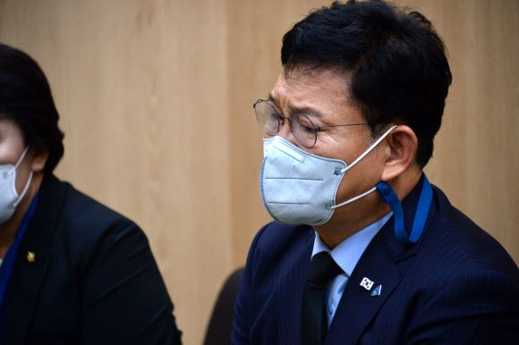 성추행 피해 여성 부사관 유가족 만난 민주당 송영길 대표 - 더불어민주당 송영길 대표가 1일 경기도 성남시 국군의무사령부 장례식장 접견실에서 성추행 피해 신고 뒤 극단적인 선택을 한 공군 여성 부사관의 유가족을 위로하고 있다. 2021.6.1 더불어민주당 제공  연합뉴스