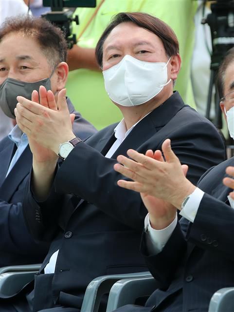 윤석열 전 검찰총장 ‘박수’ - 윤석열 전 검찰총장이 9일 서울 중구 남산예장공원에서 열린 독립운동가 우당 이회영 선생 기념관 개관식에 참석해 박수를 치고 있다. 2021.6.9 뉴스1
