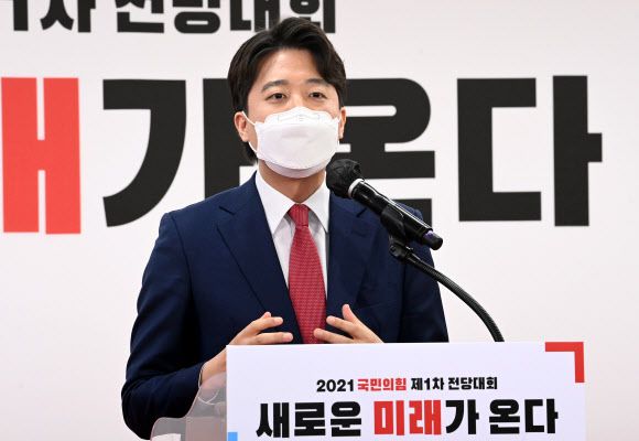 수락 연설하는 국민의힘 이준석 신임 당대표 - 국민의힘 이준석 신임 당대표가 11일 서울 여의도 국민의힘 중앙당사에서 열린 제1차 전당대회에서 당대표로 선출된 뒤 수락연설을 하고 있다. 2021.6.11 연합뉴스