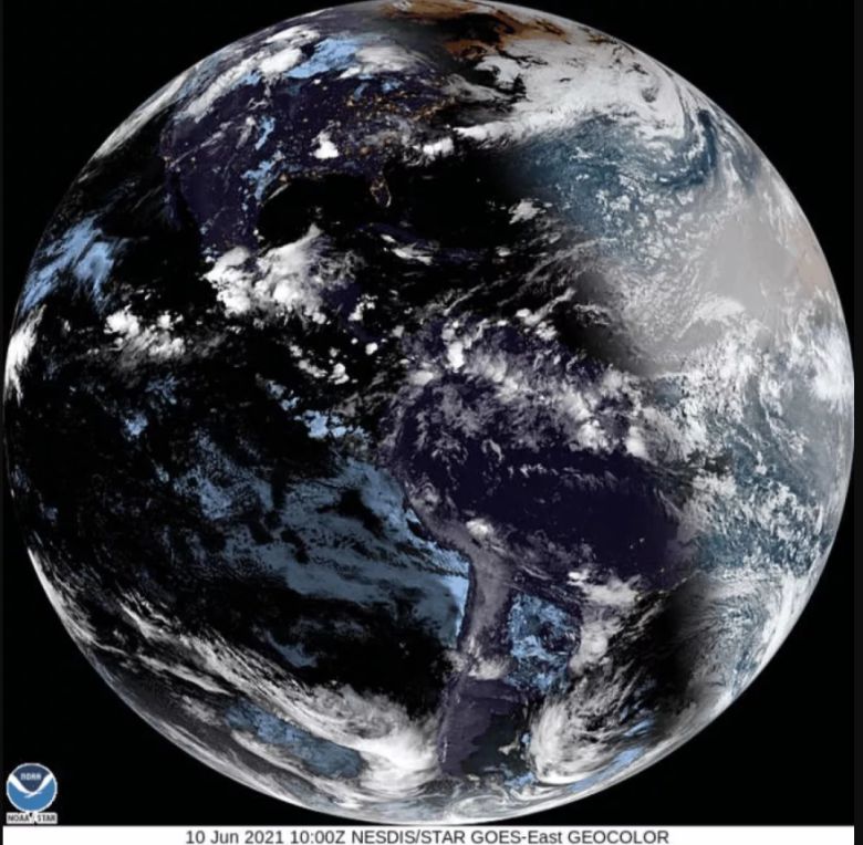 지구기상 관측위성인 GOES-East가 지구에 드리워진 달 그림자를 포착했다.