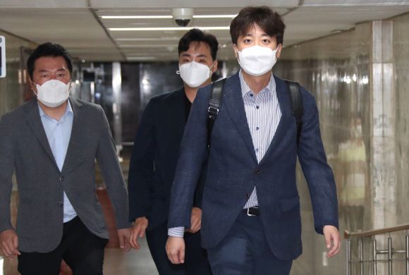 - 국민의힘 이준석 대표가 13일 오전 서울 영등포구 국회의사당 대표실로  첫 출근하고 있다. 이 대표는 김기현 원내대표와 회동해 인사 문제를 협의하고 언론인터뷰 등 일정을 소화했다. 2021. 6. 13 정연호 기자 tpgod@seoul.co.kr