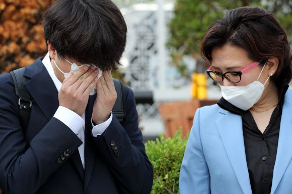 눈물 닦는 국민의힘 이준석 당대표 후보 - 국민의힘 이준석 당대표 후보(왼쪽)가 9일 오전 서울시 용산구 국방부 앞에서 열린 ‘천안함 참전 장병 및 희생자들의 명예회복을 촉구’하는 피켓 시위에 동참해 눈물을 흘리고 있다. 2021.6.9 연합뉴스