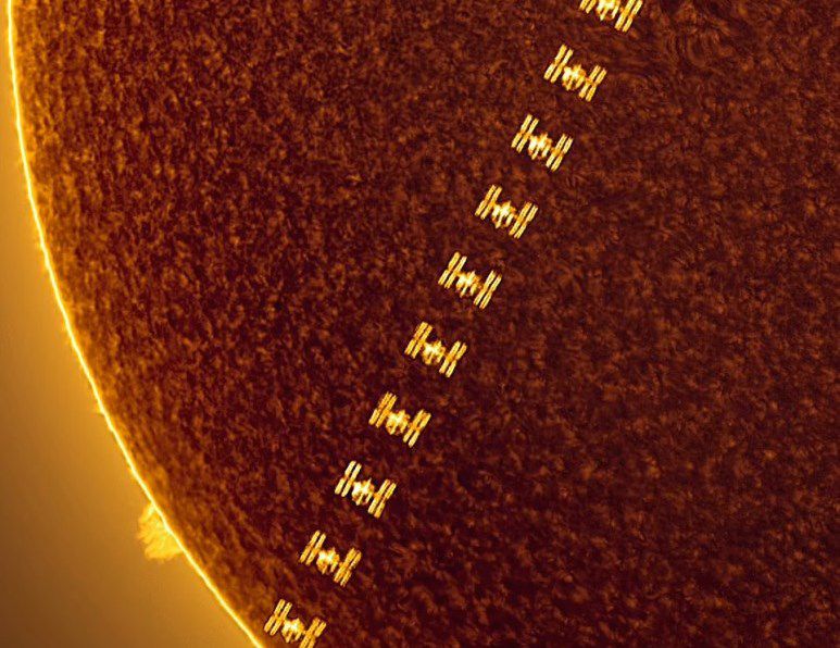 ISS의 왼쪽으로 태양 표면에서 치솟는 태양 플레어가 보인다