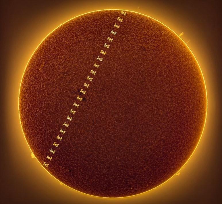 태양 전면을 가로지르는 국제우주정거장의 모습이 마치 혁대 찬 태양의 모습을 보는 듯하다. 포르투갈의 천체사진작가 미구엘 클라로가 0.5초 동안 태양면을 통과하는 광경을 20차례 고속 촬영했다.