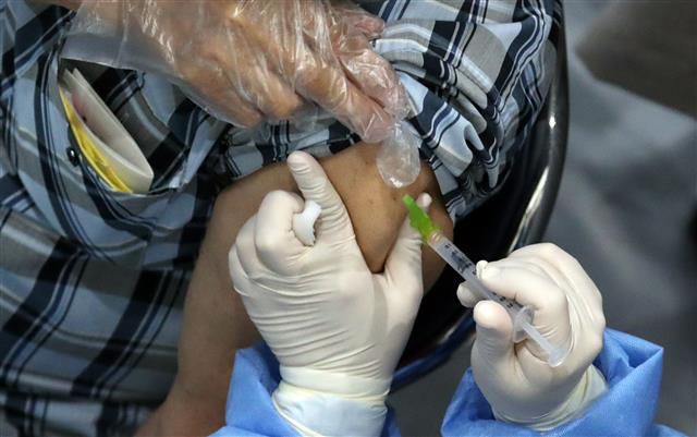 서울 송파구 체육문화회관에서 한 시민이 코로나19 백신 접종을 받고 있는 모습.뉴스1