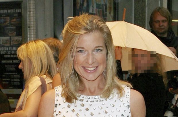 방송 촬영차 호주에 입국한 영국 보수성향 여성 논객 케이티 홉킨스(46)는 방역 수칙 위반을 예고했다가 아예 비자가 취소됐다. 시드니의 한 호텔에서 격리 중인 홉킨스는 17일 SNS에 “음식을 가져다주는 호텔 직원을 마스크는 물론 옷도 걸치지 않은 채 한 번 놀라게 해보겠다”고 말해 빈축을 샀다.