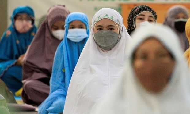 코로나19에 감염된 인도네시아 남성이 아내로 위장한 채 여객기에 탑승했다가 적발됐다. 19일 CNN은 감염 사실을 숨기고 아내 신분을 도용해 여객기에 오른 남성이 승무원의 눈썰미에 덜미가 잡혔다고 보도했다./로이터 연합뉴스