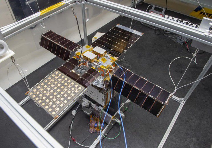 솔라 세일을 펼치기 전 상태의 NEA 스카우트. 출처: NASA