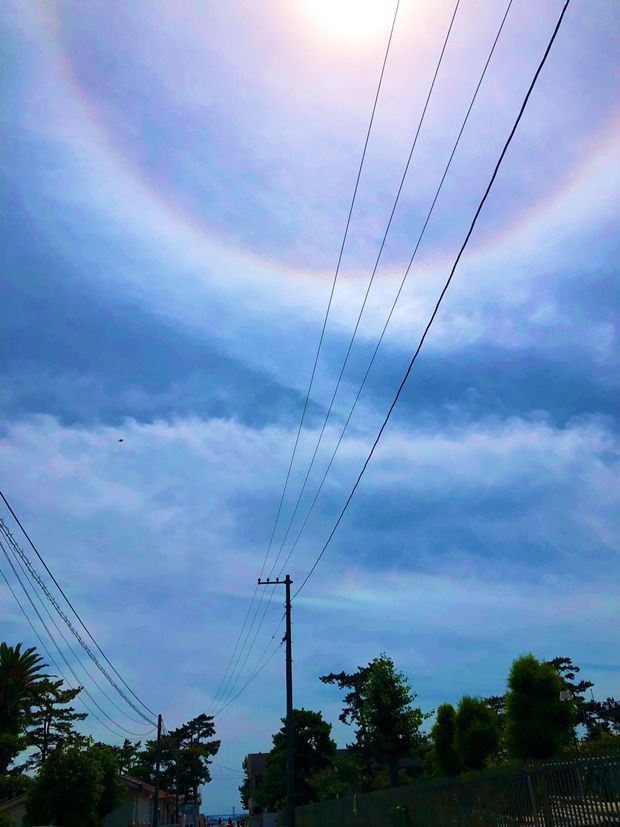 상대적으로 기온이 낮은 권층운 속에는 아주 작은 얼음 결정이 많은데, 햇볕이 권층운을 통과하면서 이 얼음 결정과 만나 반사되거나 굴절되면서 둥근 무지개가 형성된다./사진=@yuhmari 트위터