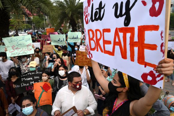 파키스탄 여성들 “숨 쉬게 해달라” - 전직 파키스탄 주한대사를 역임한 외교관의 딸 누르 무카담(27)이 청혼을 거절했다는 이유로 어릴 적 친구로부터 참수 살해된 사건과 관련해 여성인권 운동가들이 24일 라호르의 의사당 앞에서 “숨을 쉬게 해달라”는 문구가 적힌 피켓을 들어보이며 규탄 시위를 벌이고 있다. 2021.7.25 AFP 연합뉴스