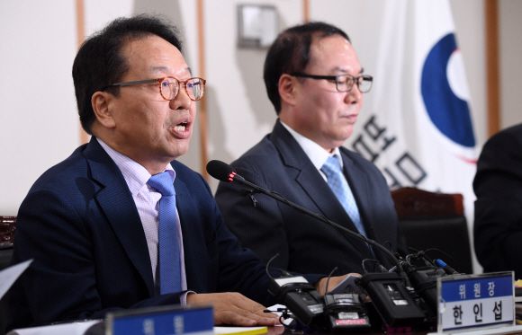 - 법무·검찰개혁위원회가 법무부 장관에게 고위공직자범죄수사처(공수처)안을 권고한 지 27일 만인 15일 법무부의 공수처 설치 자체 방안이 나왔다. 사진은 지난달 18일 경기 과천시 정부과천청사 법무부에서 한인섭 개혁위원장이 법무·검찰 개혁의 핵심 과제 중 하나인 공수처 신설과 관련한 권고안을 발표하는 모습.손형준 기자 boltagoo@seoul.co.kr