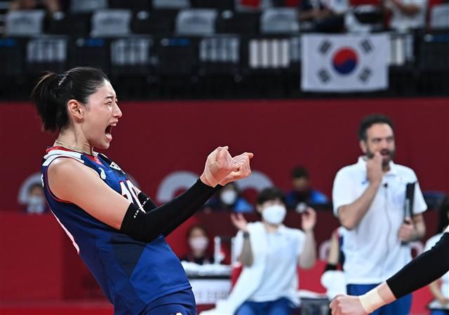 ‘배구 여제’ 김연경이 4일 일본 도쿄 아리아케 경기장에서 열린 도쿄올림픽 여자 배구 터키와의 8강전에서 공격에 성공한 뒤 포효하고 있다.도쿄 정연호 기자 tpgod@seoul.co.kr