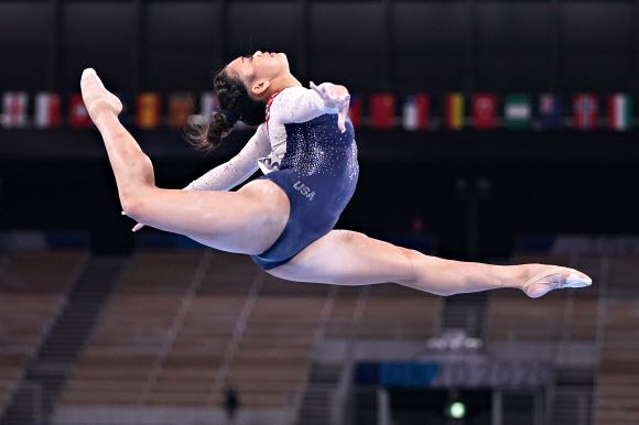 - 미국의 수니사 리가 29일(현지시간) 일본 도쿄 아리아케 체조경기장에서 열린 ‘2020 도쿄올림픽’ 기계체조 여자 개인종합 결선 평균대 경기에서 멋진 연기를 선보이고 있다.UPI 연합뉴스