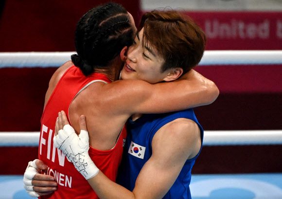 30일 일본 코쿠기칸(國技館)에서 열린 도쿄올림픽 여자 복싱 라이트급 16강전이 끝난 뒤 한국의 오연지(오른쪽)와 핀란드의 미라 포트코넨이 포옹을 하고 있다. AFP 연합뉴스
