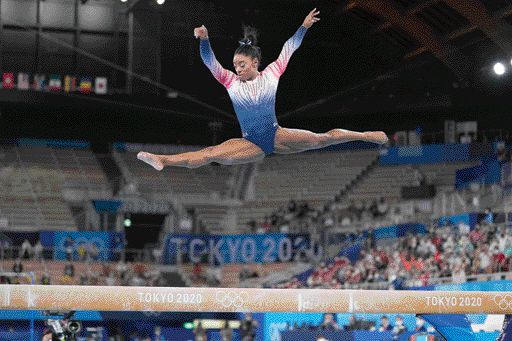 메달만큼 빛난 용기  - 정신적 문제로 잇따라 경기를 포기했던 ‘미국 체조의 자존심’ 시몬 바일스가 3일 일본 도쿄 아리아케 체조경기장에서 열린 여자 기계체조 평균대 결승 경기에서 다리를 180도로 쭉 펴면서 뛰는 연기를 펼치고 있다. 도쿄 AP 연합뉴스