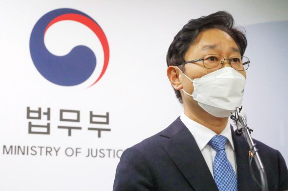 - 박범계 법무부 장관이 9일 오후 경기 과천 법무부에서 이재용 삼성전자 부회장의 가석방 심사 허가 관련 브리핑을 하고 있다. 이날 법무부에서 열린 가석방심의위에서 ‘적격’ 판정을 받은 이 부회장은 오는 13일 구치소를 빠져나올 예정이다. 이 부회장은 지난 1월 18일 ‘국정농단’ 파기환송심에서 징역 2년 6개월의 실형을 선고받고 구속된 지 7개월여만에 영어의 몸에서 벗어나게 된다. 2021. 8. 9. 박윤슬 기자 seul@seoul.co.kr
