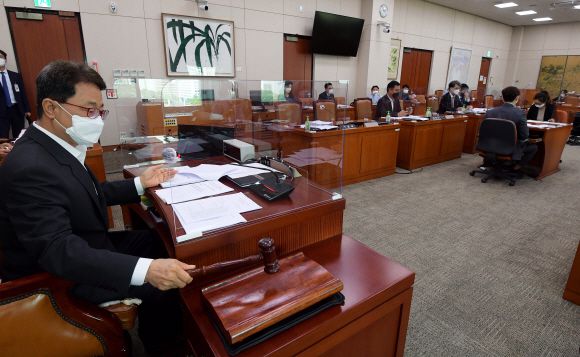 언론중재 및 피해구제 등에 관한 법률 일부개정법률안 심의를 위한 문화체육관광위원회 안건조정위원회가 18일 국회에서 열린 가운데 국민의힘 소속 이달곤(왼쪽) 안건조정위원회 위원장이 의사봉을 두드리고 있다.김명국 선임기자 daunso@seoul.co.kr