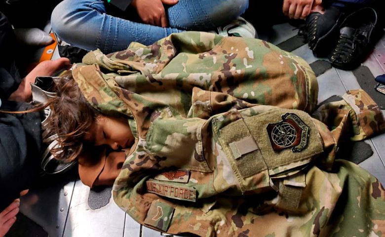 미 수송기 바닥에 누워 잠든 아프간 소년의 모습. 사진=로이터 연합뉴스