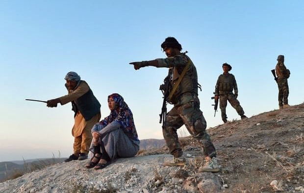 이슬람 무장조직 탈레반에 총을 들고 맞선 아프가니스탄 여성 군수가 체포됐다. 18일 더타임스오브인디아는 탈레반이 아프가니스탄 북부 발흐주 차킨트군의 여성 군수 살리마 마자리(40)를 억류 중이라고 보도했다./AFP연합뉴스