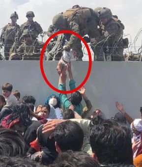 “아이만이라도...”아프가니스탄을 탈출하려는 시민들이 아기만이라도 현지를 벗어나게 하기 위해 미군에게 아기를 건네고 있다. AFP 연합뉴스