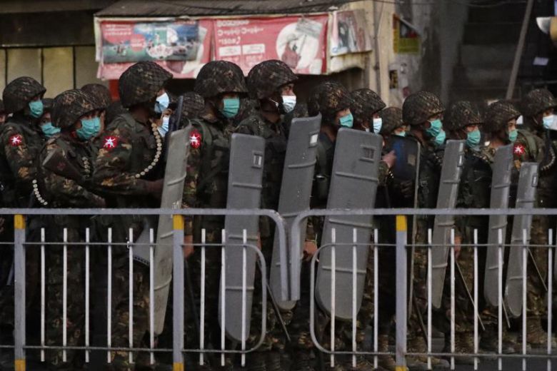 미얀마 군 당국이 군인들을 상대로 동의도 없이 미승인 백신 테스트에 참여시켰다는 주장이 나왔다. 사진=EPA 연합뉴스