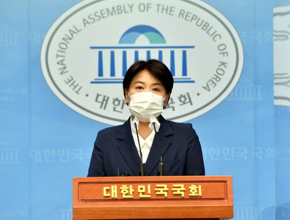 의원직, 대선 예비후보 사퇴를 선언한 국민의힘 윤희숙 의원이 27일 오후 서울 여의도 국회 소통관에서 부친의 부동산 불법거래 의혹과 여기에 자신이 관여한 것 아니냐는 의혹에 대해 반박하고 있다. 2021.8.27 연합뉴스