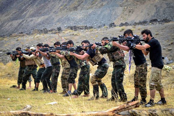 탈레반 저항군이 판지시르 지역에서 탈레반에 대항하기 위한 훈련을 진행하고 있다. AFP 연합뉴스