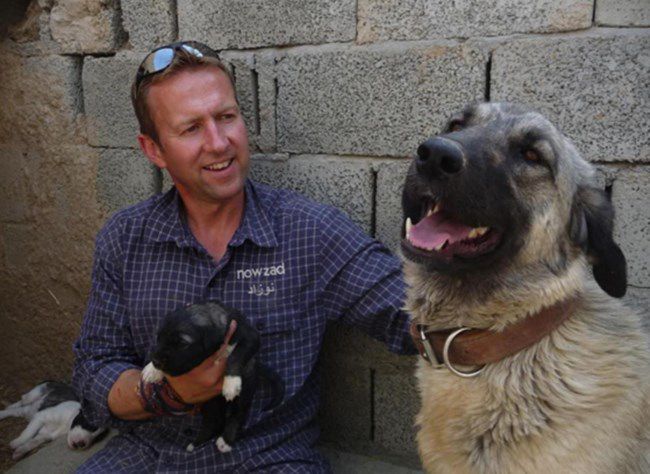 전세기로 개와 고양이를 전세기로 구조하는데 성공한 폴 파딩의 모습