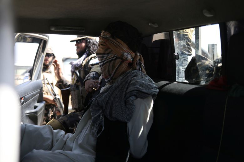 얼굴을 가리고 팔을 뒤로 묶은 IS대원(오른쪽)을 체포해 호송하는 탈레반 대원(왼쪽). 아프가니스탄을 장악한 탈레반에게 또 다른 극단주의 무장단체 이슬람국가와 그 분파는 척결해야 할 세력으로 꼽힌다.