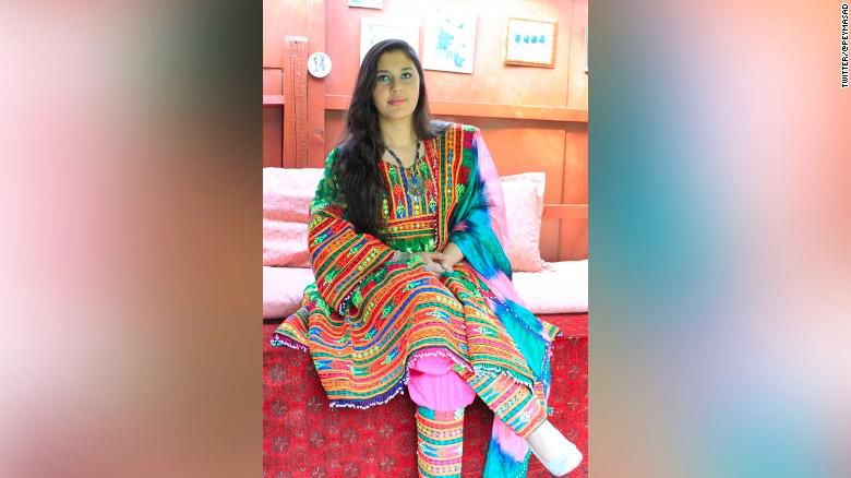 탈레반의 강요에 맞서 아프간 여성 전통 복장을 SNS로 알리는 여성의 사진