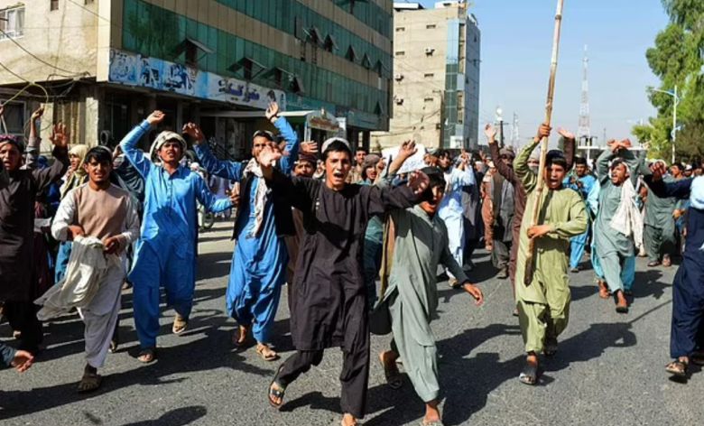 탈레반의 강제 퇴거 명령에 항의하는 칸다하르 주민들 AFP 연합뉴스