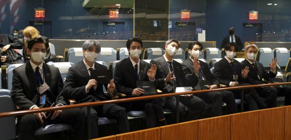 SDG Moment 참석한 BTS - 그룹 BTS(방탄소년단)이 20일(현지시각) 뉴욕 유엔본부 총회장에서 열린 제2차 SDG Moment(지속가능발전목표 고위급회의) 개회식에 참석해 있다. 왼쪽부터 뷔, 슈가, 진, RM, 정국, 지민, 제이홉. 2021.9.20 연합뉴스