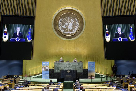 文대통령 화상 연설  - 문재인 대통령이 22일 열린 제75차 유엔총회에서 영상을 통해 기조연설을 하는 모습이 미국 뉴욕 유엔본부 회의장 벽면에 설치된 화면에 나타나고 있다. 올해 유엔총회는 코로나19로 인해 화상 회의로 진행된다.뉴욕 연합뉴스