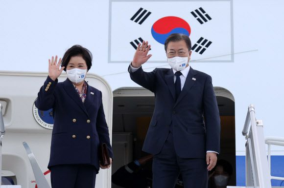 뉴욕 떠나는 문 대통령 - 문재인 대통령과 김정숙 여사가 21일(현지시각) 미국 JFK 국제공항에서 하와이로 떠나기 위해 공군1호기에 올라 손을 흔들어 인사하고 있다. 2021.9.22 연합뉴스