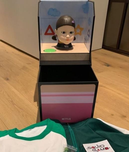 배우 이병헌이 SNS에 업로드한 넷플릭스 ‘오징어 게임’ 공식 굿즈. 인스타그램 캡처