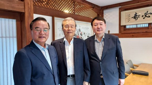 김종인과 회동한 尹 - 윤석열 전 검찰총장이 17일 종로 한 음식점에서 김종인 전 비상대책위원장과 오찬 회동한 모습. 왼쪽부터 정갑윤 전 국회부의장, 김 전 위원장, 윤 전 총장.오장환 기자 5zzang@seoul.co.kr·