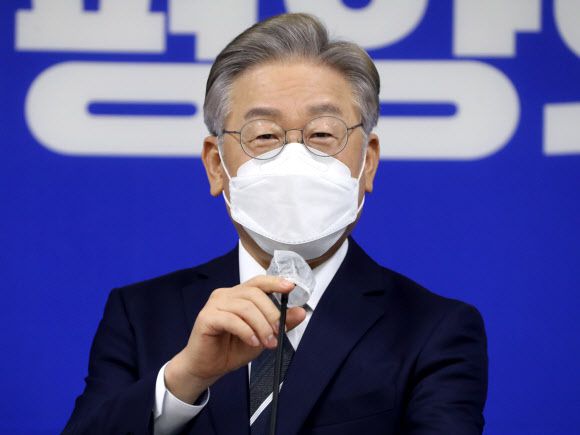 - 더불어민주당 이재명 대선 경선 후보가 24일 오후 경남 창원시 의창구 경남도의회 대회의실에서 열린 ‘부울경(부산·울산·경남) 공약 발표’에서 발언하고 있다. 2021.9.24 연합뉴스