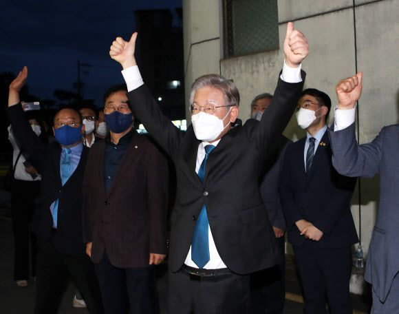 - 더불어민주당 대선주자인 이재명 경기지사가 26일 전북 완주군 우석대학교 체육관에서 열린 더불어민주당 대선 후보 선출을 위한 전북 합동연설회에서 환호하고 있다. 2021.9.26 연합뉴스