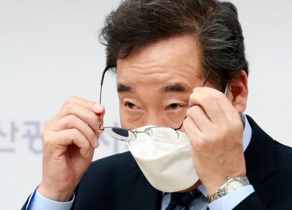 이낙연, 대장동 의혹 관련 정부 합동특별수사본부 설치 촉구 - 더불어민주당 대권주자인 이낙연 전 대표가 27일 오후 부산 연제구 부산시의회에서 대장동 개발비리 의혹 관련 기자회견을 열고 안경을 고쳐쓰고 있다. 이 전 대표는 “대장동 개발비리 본질은 부정부패라며 정부 합동특별수사본부 설치를 촉구한다”고 말했다. 2021.9.27 연합뉴스