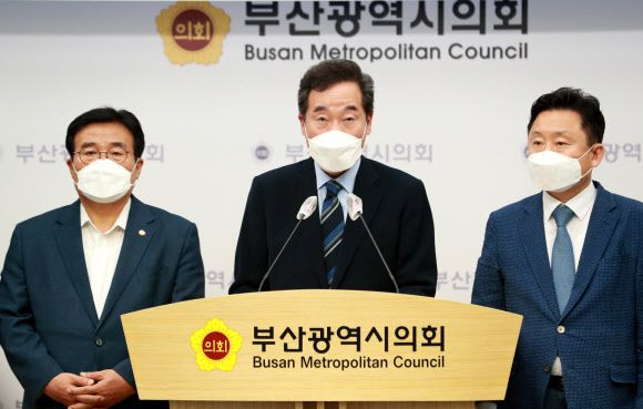 이낙연, 대장동 개발 관련 기자회견 - 더불어민주당 대권주자인 이낙연 전 대표가 27일 오후 부산 연제구 부산시의회에서 대장동 개발비리 의혹 관련 기자회견을 열고 있다. 이 전 대표는 “대장동 개발비리 본질은 부정부패라며 정부 합동특별수사본부 설치를 촉구한다”고 말했다. 2021.9.27 연합뉴스