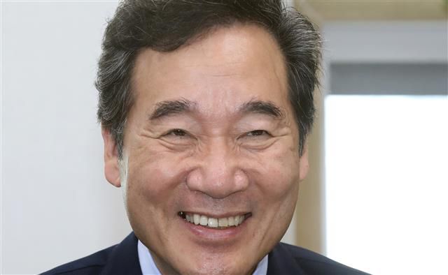 부산 찾은 이낙연 - 이낙연 더불어민주당 대권 예비 후보가 27일 오전 부산 수영구 천주교 부산교구를 찾아 손삼석 주교와 대화 중 환하게 웃고 있다. 2021.9.27 뉴스1