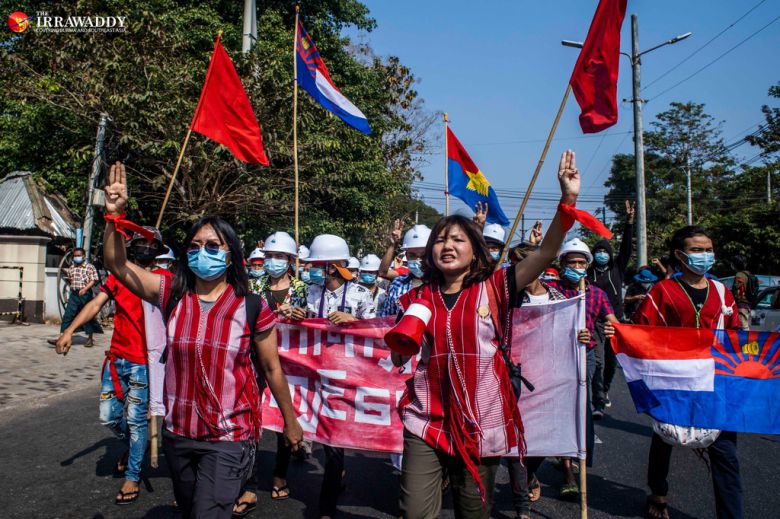 - 2월6일 양곤의 첫 반쿠데타 시위를 이끈 잇 띤자 마웅(오른쪽)과 에스더 제 노 밤. 이라와디 캡처