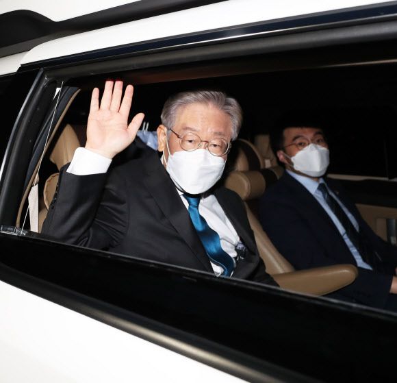 더불어민주당 대선주자인 이재명 경기지사가 26일 전북 완주군 우석대학교 체육관에서 열린 더불어민주당 대선 후보 선출을 위한  전북 합동연설회를 마친 후 차량을 타고 이동하며 손을 흔들고 있다. 2021.9.26 연합뉴스