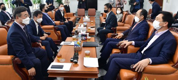 윤호중(왼쪽 앞) 더불어민주당 원내대표와 김기현(오른쪽 앞) 국민의힘 원내대표 및 양당 원내수석부대표, 언론중재법 협의체에 참여한 의원들이 27일 국회에서 언론중재법 개정안 처리 방향을 놓고 협의하고 있다.김명국 선임기자 daunso@seoul.co.kr