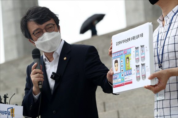 김건희씨 논문 관련 기자회견하는 열린민주당 - 열린민주당 김의겸 의원이 8일 오후 서울 여의도 국회 본청 계단 앞에서 윤석열 전 검찰총장의 부인 김건희 씨가 작성한 논문 관련 기자회견을 하고 있다. 2021.7.8 연합뉴스