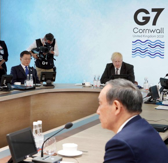 G7 확대회의 참석한 문 대통령과 스가 전 일본 총리 - G7 정상회의 참석차 영국을 방문한 문재인 대통령이 지난 6월 13일(현지시간)  영국 콘월 카비스베이에서 열린 ‘기후변화 및 환경’ 방안을 다룰 확대회의 3세션에 영국 보리스 존슨 총리, 당시 일본 스가 요시히데 총리와 함께 앉아있다. 2021.6.13 연합뉴스